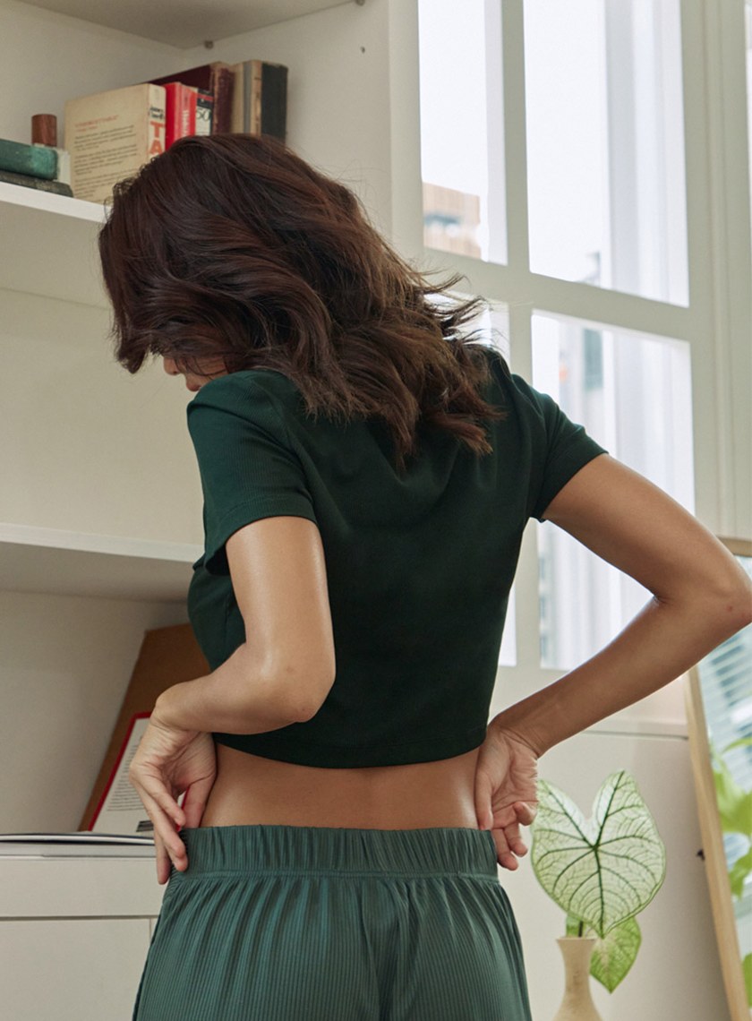 短版雙肩簍空細節上衣